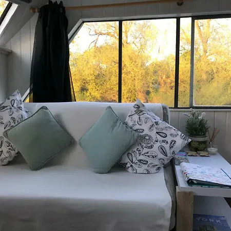 Houseboat *