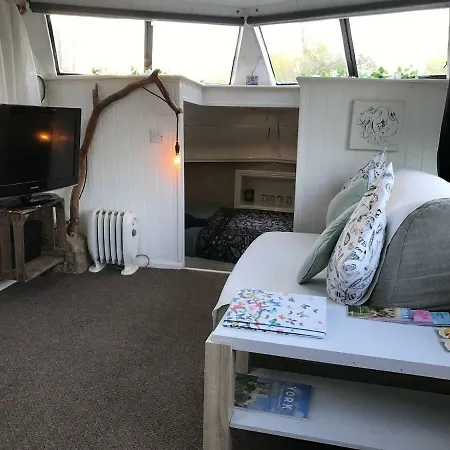 Houseboat Botel *
